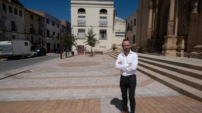 L’alcalde fotografiat a la renovada plaça de l’església. FOTO: J. Revillas