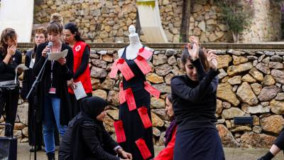 Performance en el Campus Sescelades de la URV. Cada estrella representa a una víctima. Foto: Àngel Ullate