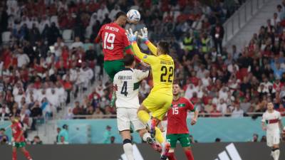 El marroquí En-Nesyri cabecea para anotar el gol que dio la victoria a Marruecos. Foto: Juan Ignacio Roncoroni