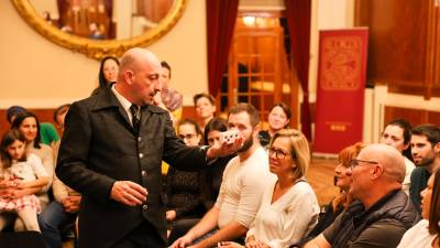 El mag Jordi Caps fent un truc de màgia davant el públic d’ahir a la tarda a El Círcol. Foto: Alba Mariné