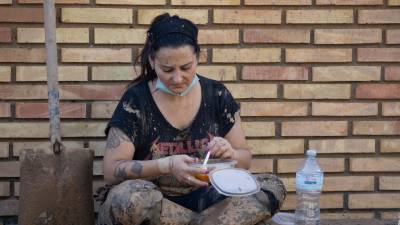 Desde hace días, son muchos los voluntarios que acuden con mascarillas que, por un lado les protegen de los crecientes malos olores. Foto: EFE