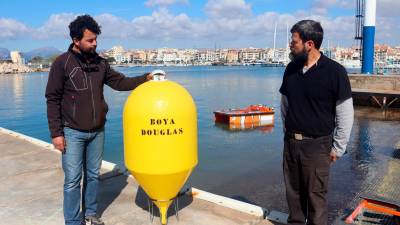 La boya ‘Douglas’ en el puerto de Cambrils. FOTO: ACN