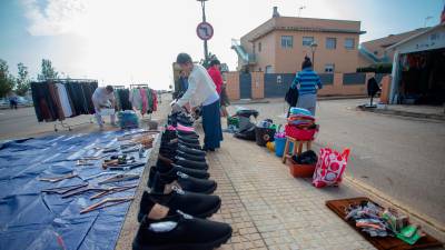 Los propietarios de una tienda limpiando los productos. Foto: Marc Bosch