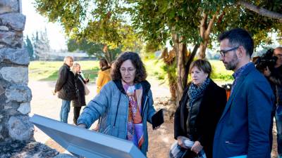 Mònica Borrell y Dolors Fortuny, junto a Jordi Medina, en Centcelles. foto: Alba Mariné