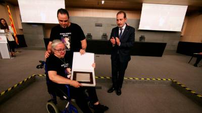 La hermana y sobrino de Núria López, recibieron la placa del conseller Espadaler. Foto: Departament de Justícia