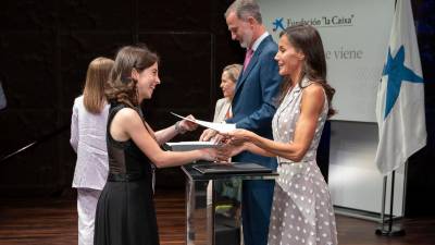 Claudia Velero recoge su beca. Foto: Fundación ‘La Caixa’