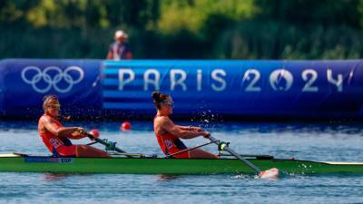 Las remeras españolas Esther Briz y Aina Cid I Centelles durante las pruebas por parejas de remo femenino en el Estadio Náutico de Vaires-sur-Marne durante los Juegos Olímpicos de París 2024. Foto: EFE