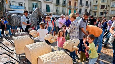 Les singulars ovelles del ball de Pere i la Lloba, amb el Curiós moviment dels seus caps, criden l’atenció de la canalla. Foto: Alfredo González