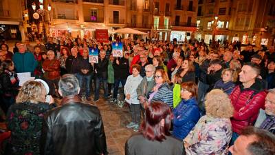 Manifestantes en la plaza del Mercadal, este lunes lunes por la noche. Foto: Alfredo González