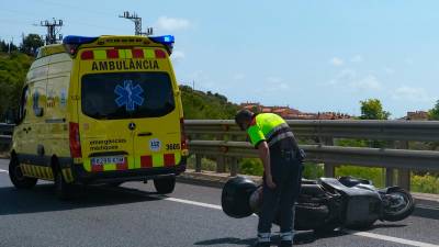 Imagen de archivo de un agente inspeccionando una motocicleta accidentada en la A-7. Foto: Fabián Acidres/DT