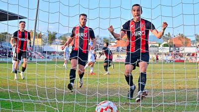 Ramon Folch celebra el gol del empate, conseguido desde los once metros. Foto: Alfredo González