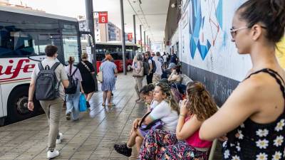 Se prevé un incremento de usuarios que utilizarán el autobús directo a Barcelona. foto: Àngel Ullate