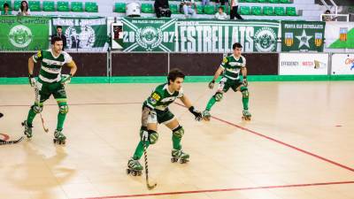 Tres de los jugadores del Parlem Calafell defendiendo uno de los ataques de su rival. foto: angel ullate