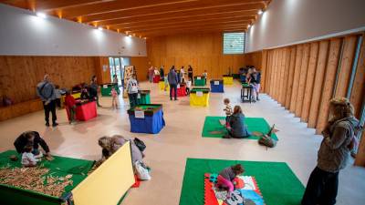 La actividad infantil de ayer se celebró en el gimnasio de la Escola La Portalada. foto: m.arc bosch