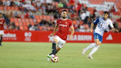 Nacho González conduce el cuero durante un encuentro con el Nàstic. Foto: Pere Ferré