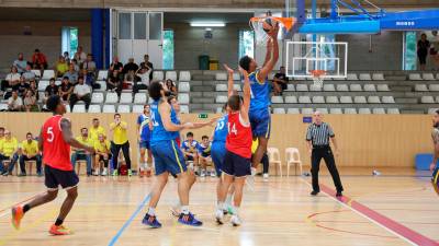 Kristian Mendes lanza durante el encuentro frente al CB Santeliuenc de Lliga Catalana. foto: alba mariné