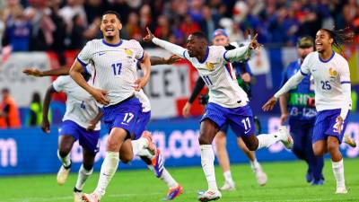 William Saliba (izquierda) de Francia celebra con sus compañeros de equipo después de ganar la tanda de penales en el partido de cuartos de final de la UEFA EURO 2024 entre Francia y Portugal. Foto: EFE