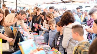 Una de les nou parades de llibres amb què va comptar aquest Sant Jordi, a la plaça del Mercadal. Foto: Alba Mariné