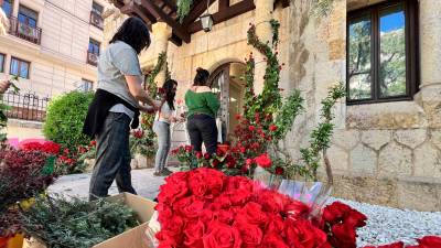 Alumnos de Art Floral del Institut d’Horticultura i Jardineria trabajando esta mañana en el proyecto del edificio de Reus Promoció. Foto: Alfredo González