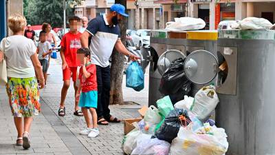 Bolsas de basura apiladas fuera de los contenedores. Foto: Alfredo González