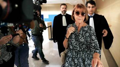 Gisele Pelicot abandona el tribunal después de escuchar la declaración de su exmarido, Dominique Pelicot, en el juicio abierto contra él y otros 51 hombres por drogarla y violarla durante años, el 17 de septiembre. Foto: EFE