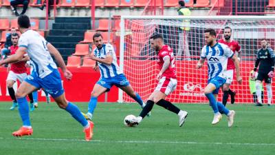 Marc Fernández, ante la oposición de dos rivales. Foto. Nàstic