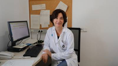 Al seu despatx, la neuròloga de l’Hospital Universitari Joan XXIII de Tarragona, Anna Pellisé. Foto: Pere Ferré