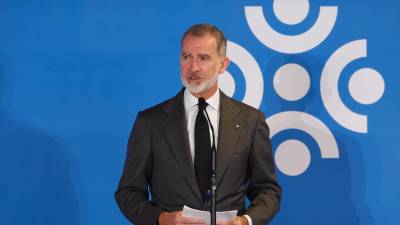 El rey Felipe VI da un discurso mientras asiste al I Encuentro de Ciudades Iberoamericanas, este jueves, en un hotel madrileño. Foto: EFE