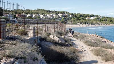 El camino de ronda que rodea la finca del preventorio de La Savinosa. Foto: Pere Ferré