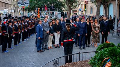 El Govern de la Generalitat, amb el president Salvador Illa al capdavant, fent l’ofrena floral al monument a Rafael Casanova de Barcelona. Foto: ACN