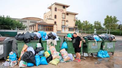 En Riudoms, las bolsas de basura estos días se han arremolinado a causa de la huelga. Foto: Alba Mariné