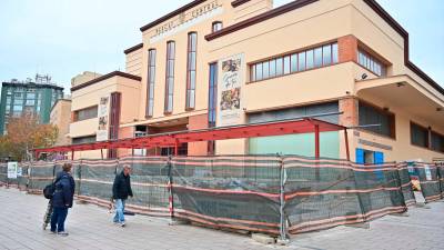 Los trabajos para generar una nueva plaza elevada y terrazas encajadas en la fachada principal se muestran avanzados. Foto: Alfredo González