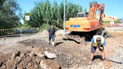 Dos operarios trabajando en las obras de Cambrils. foto: cedida