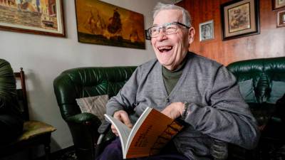 Francesc Sancho, paciente de ELA de Tarragona, sostiene el libro ‘Magí no ploris’, que se autoeditó en el año 2016. Foto: Marc Bosch