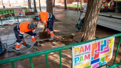 Un equipo del Pam a Pam reparando las aceras del barrio de La Granja esta semana. Foto: Marc Bosch