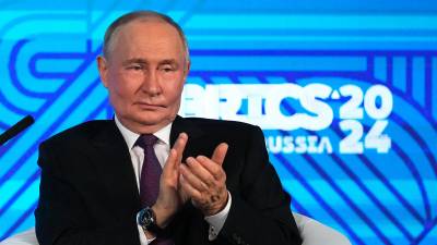 El presidente ruso Vladimir Putin asiste a una sesión plenaria del Foro Empresarial BRICS en Moscú, Rusia,18 de octubre de 2024. Rusia acogerá a líderes de 24 países y delegaciones de 32 países en la próxima cumbre de los BRICS en Kazán. Foto: EFE