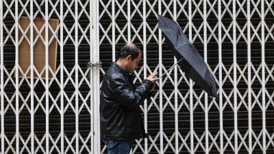 Un hombre se protege de la lluvia con un paraguas. Foto: EFE