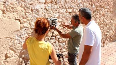 Los arqueólogos utilizan un georradar para localizar la puerta.