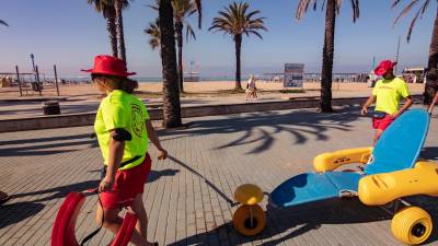 Los socorristas de Salou ofrecen el servicio de sillas anfibias para el baño asistido de personas con movilidad reducida. Foto: Àngel ullate