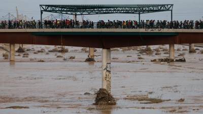 Vecinos y personas de diversas comunidades autónomas trabajan como voluntarios para restablecer la normalidad en Alfafar (Valencia), este viernes. Foto: EFE