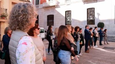 Personal del Ayuntamiento de Tarragona ha realizado una parada de diez minutos en apoyo a las víctimas de la DANA en la Comunidad Valenciana. Foto: ACN