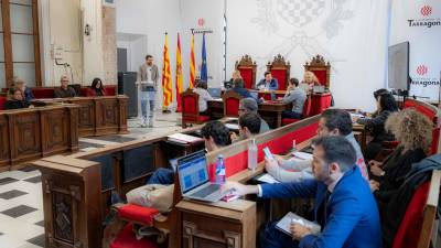 Imagen del pleno municipal de ayer en el Saló d’Actes del ayuntamiento de la Plaça de la Font. Foto: Àngel Ullate