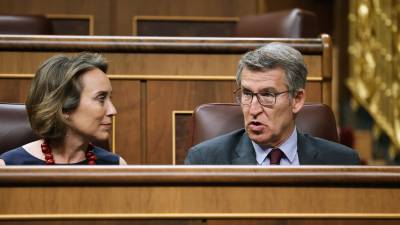 El líder del Partido Popular, Alberto Núñez Feijóo, conversa con la diputada popular Cuca Gamarra, durante el pleno extraordinario del Congreso que este jueves debate la toma en consideración de la proposición de ley Orgánica de reforma de la Ley Orgánica 6/1985, de 1 de julio, del Poder Judicial y de reforma de la Ley 50/1981, de 30 de diciembre, por la que se regula el Estatuto Orgánico del Ministerio Fiscal. Foto: EFE