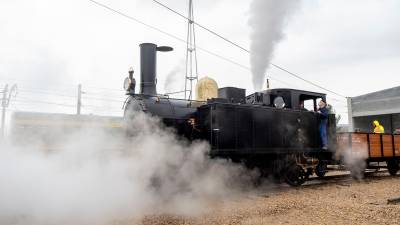 Inici de les activitats amb la posada en marxa a motor de les locomotores, ahir al matí a Móra la Nova. Foto: J. Revillas