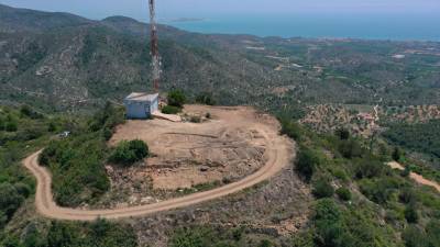 Imatge aèria del poblat de la Cogula, amb la mar al fons, excavat per quart any consecutiu al terme municipal d’Ulldecona. Foto: GRAP