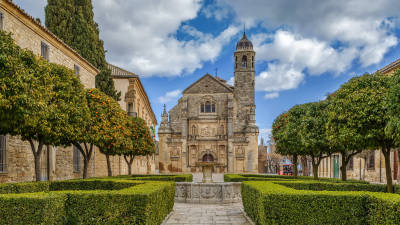 La Sacra Capilla del Salvador se sitúa ante la plaza Vázquez de Molina. Foto: Civitatis