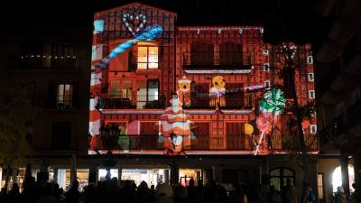 El antiguo ayuntamiento iluminado con el espectáculo. Foto: Àngel Ullate