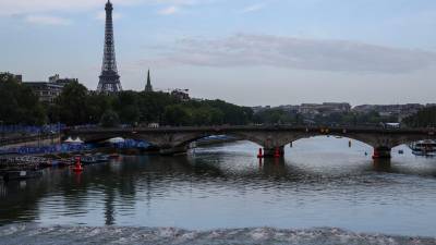 La triatetas disputan, en el río Sena, la primera etapa de la prueba de triatlón femenino de los Juegos Olímpicos de París 2024. Foto: EFE