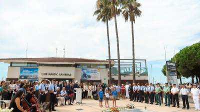 El homenaje se celebró en el Memorial por la Paz ubicado frente al Club Nàutic, donde ocurrieron los hechos. Foto: DT