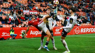 El jugador del Nàstic Pablo Fernández pugna por el balón contra dos jugadores del Tarazona en el partido de la pasada jornada disputado en el Nou Estadi y que acabó con victoria grana por 2-1. Foto: Ángel Ullate